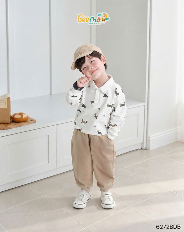 Bé mặc Polo chó lạp xưởng + jogger kaki