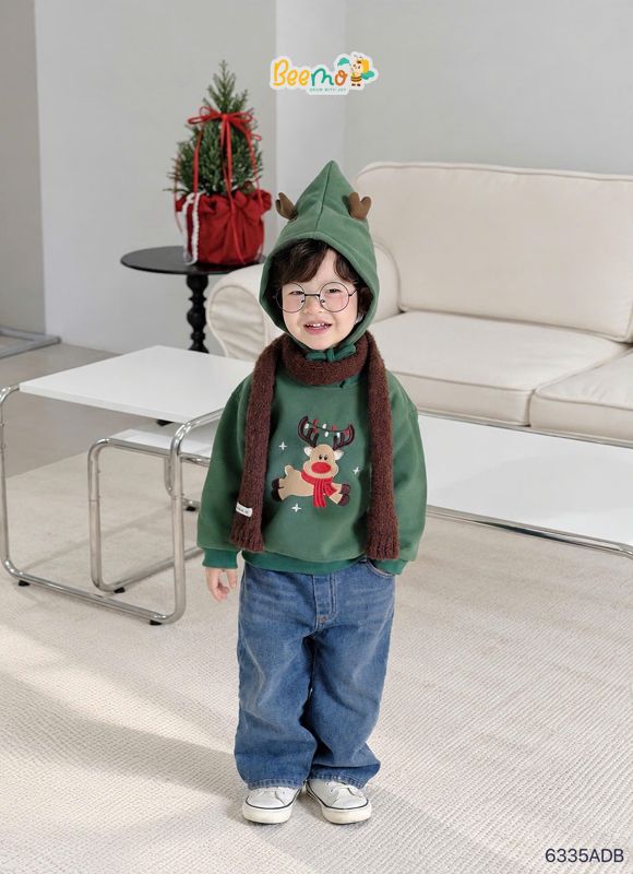 Bé mặc Hoodie tuần lộc Noel